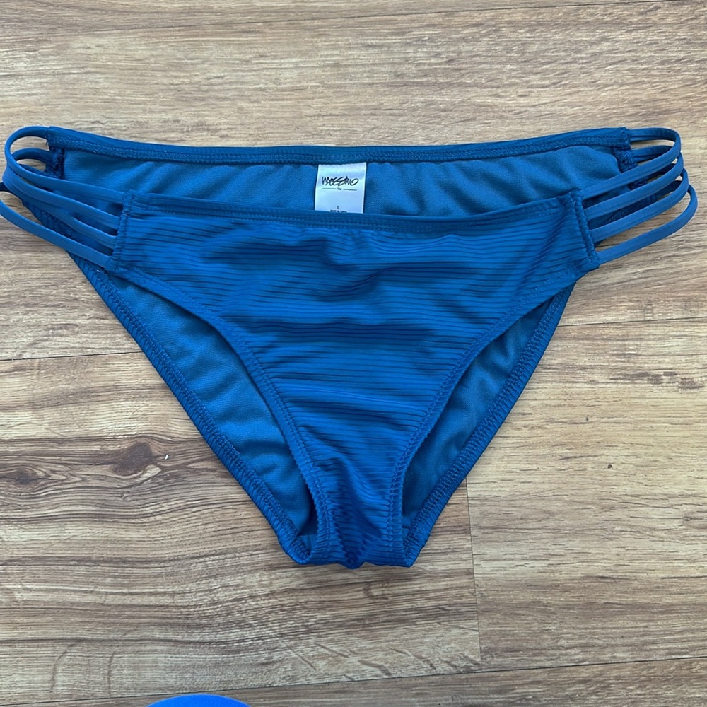 Bikini - Picture 2 of 3